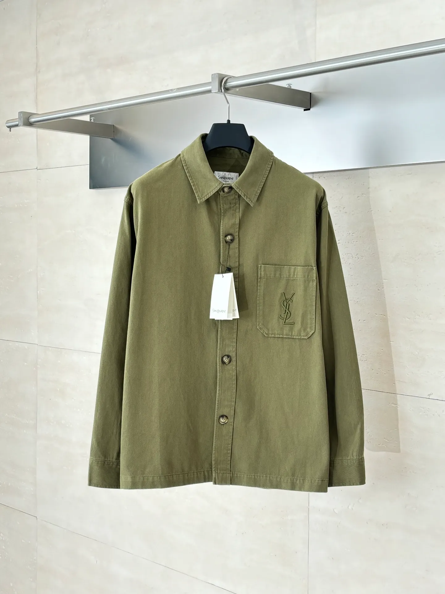 P480 Saint Lauren*/Ysl Saint Laurent embroidered button-down lapel shirt. The natural fiber fabric has excellent breathability and moisture absorption, allowing the skin to breathe freely, keeping it dry and comfortable at all times. You will not feel hot or uncomfortable even if you wear it for a long time. Size: S/M/L/XL